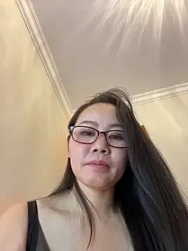 lily-mm from stripchat