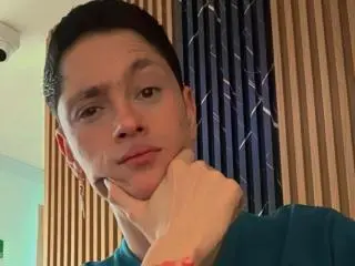 Xlovecam Free Live Porn of TylerCa