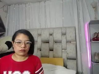 Xlovecam Sex Cam of KeyraMiller